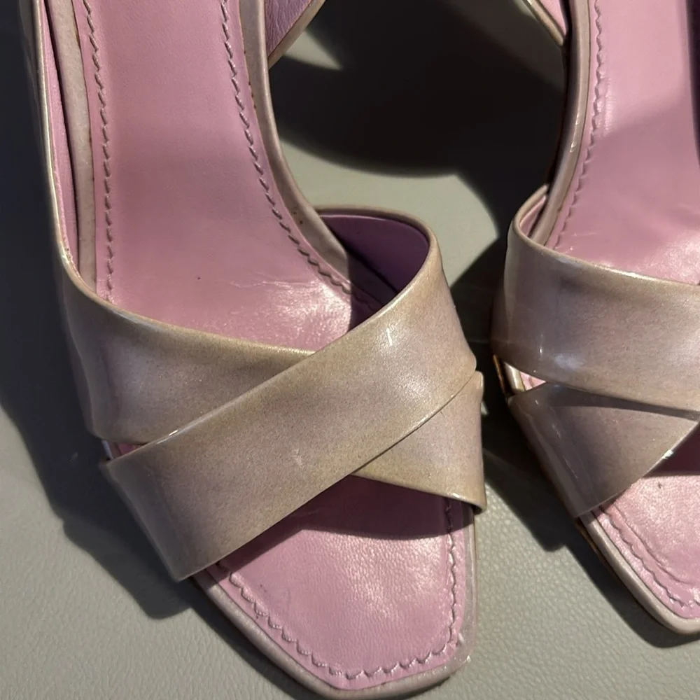 Louis Vuitton strapy heels. Lilac patent leather. size 38 1/2. - Picture 5 of 7